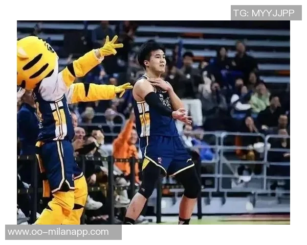 黄荣奇正式加盟同曦上赛季表现稳定场均贡献6分21助攻